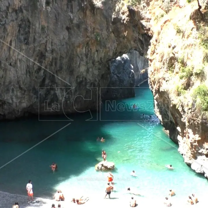 Arcomagno, 3 euro e sosta per un massimo di mezz’ora nella spiaggetta simbolo della Calabria