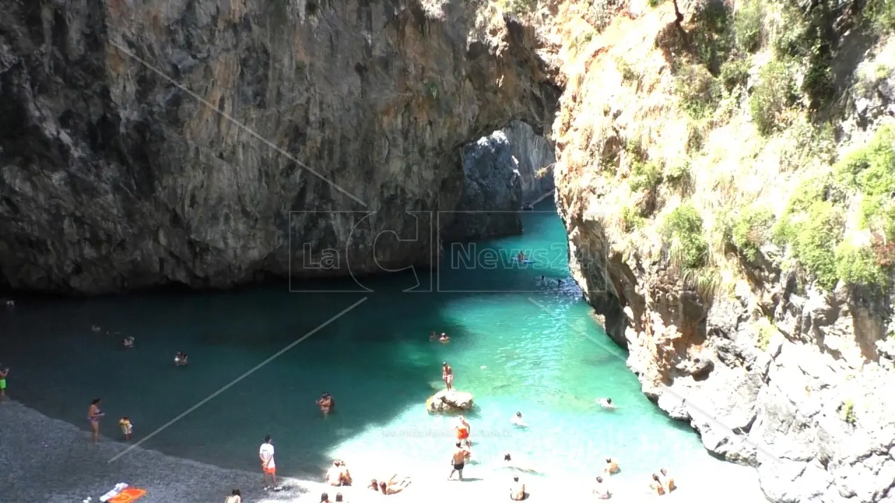 Arcomagno, 3 euro e sosta per un massimo di mezz’ora nella spiaggetta simbolo della Calabria