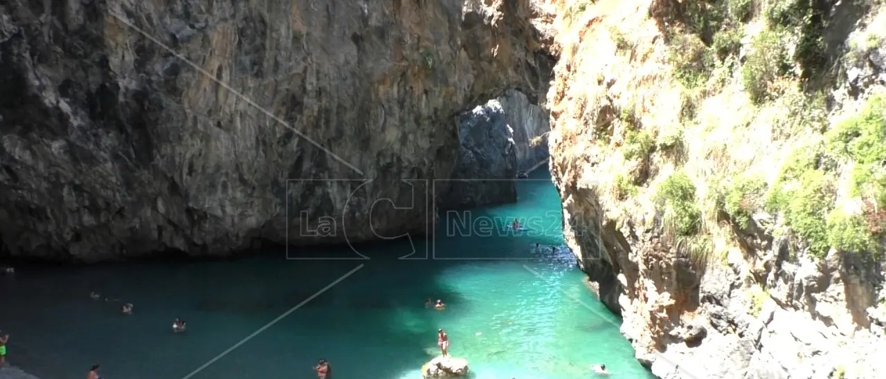 Arcomagno, 3 euro e sosta per un massimo di mezz’ora nella spiaggetta simbolo della Calabria