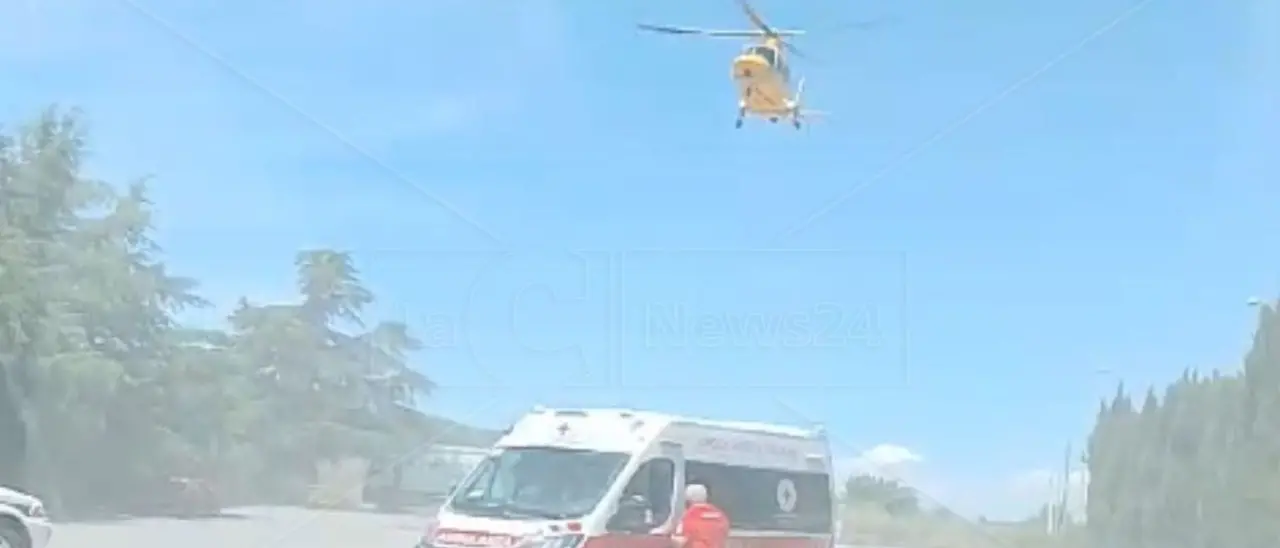 Acri, operaio cade da una scala mentre esegue dei lavori per l’istallazione della fibra ottica: trasferito in elisoccorso a Cosenza