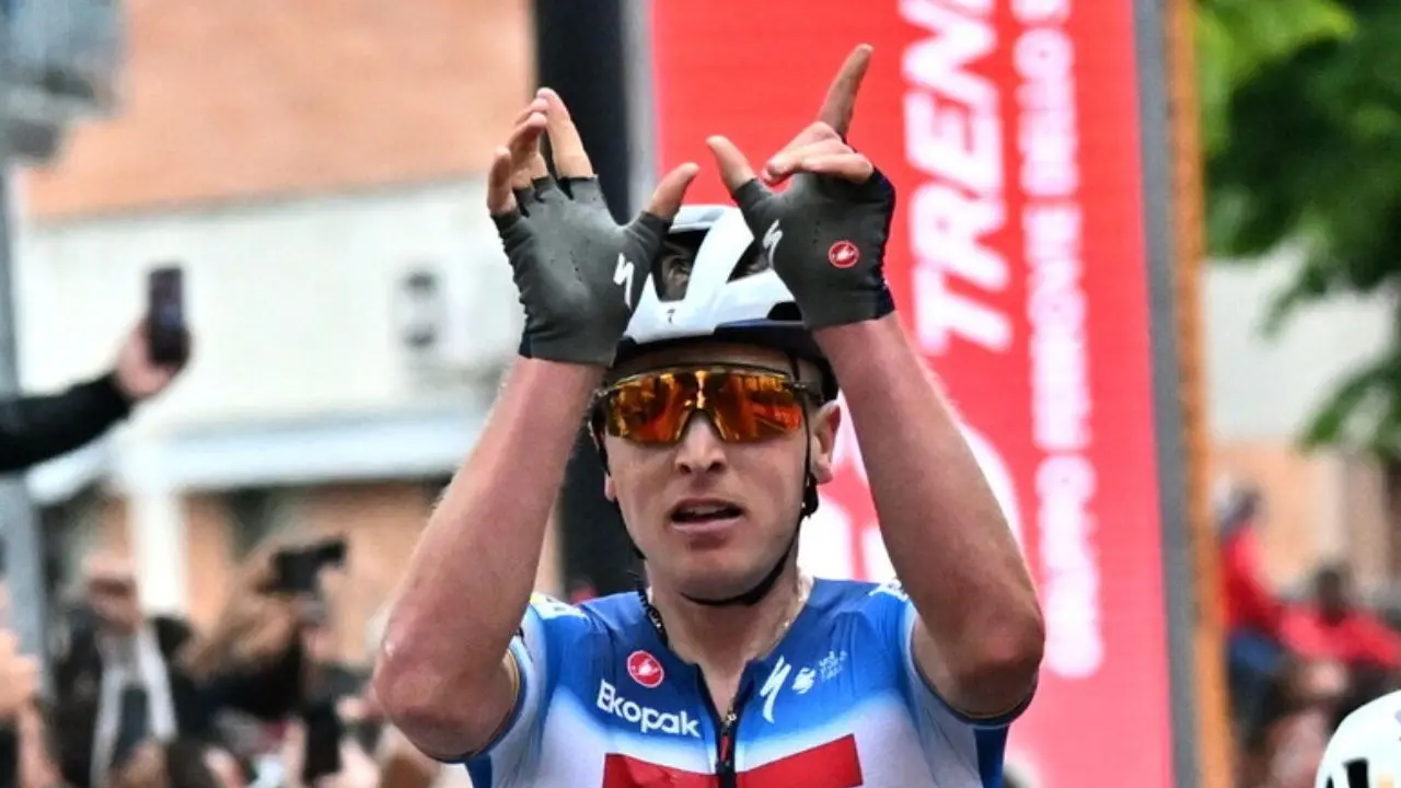 Giro d’Italia, a Padova vince Merlier al fotofinish: beffato Milan. Pogacar resta in maglia rosa