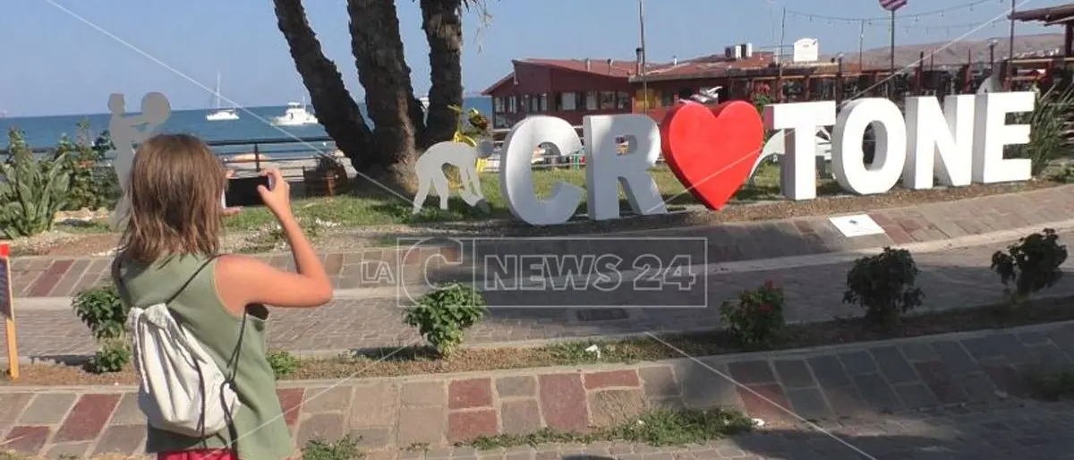 Crotone tra le prime province in Italia per la più bassa età media del parto ma ultima per qualità della vita dei bambini