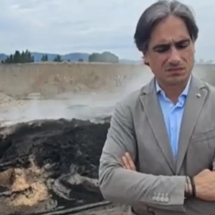 Reggio Calabria, in fiamme il campo sportivo di Catona. Falcomatà: «Ribelliamoci tutti o la città non sarà di nessuno»