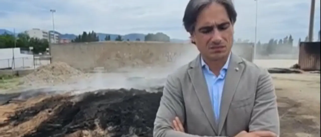 Reggio Calabria, in fiamme il campo sportivo di Catona. Falcomatà: «Ribelliamoci tutti o la città non sarà di nessuno»