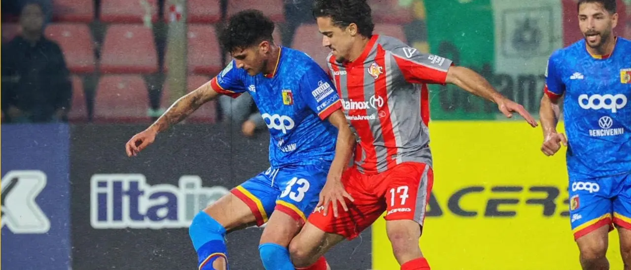 Cremonese-Catanzaro, 90 minuti da incubo fermano il volo delle Aquile: 4 a 1. Grigiorossi in finale playoff