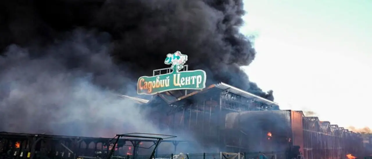 Ucraina, raid russo su un centro commerciale a Kharkiv: 11 morti. Zelensky: «Forse 200 persone dentro»