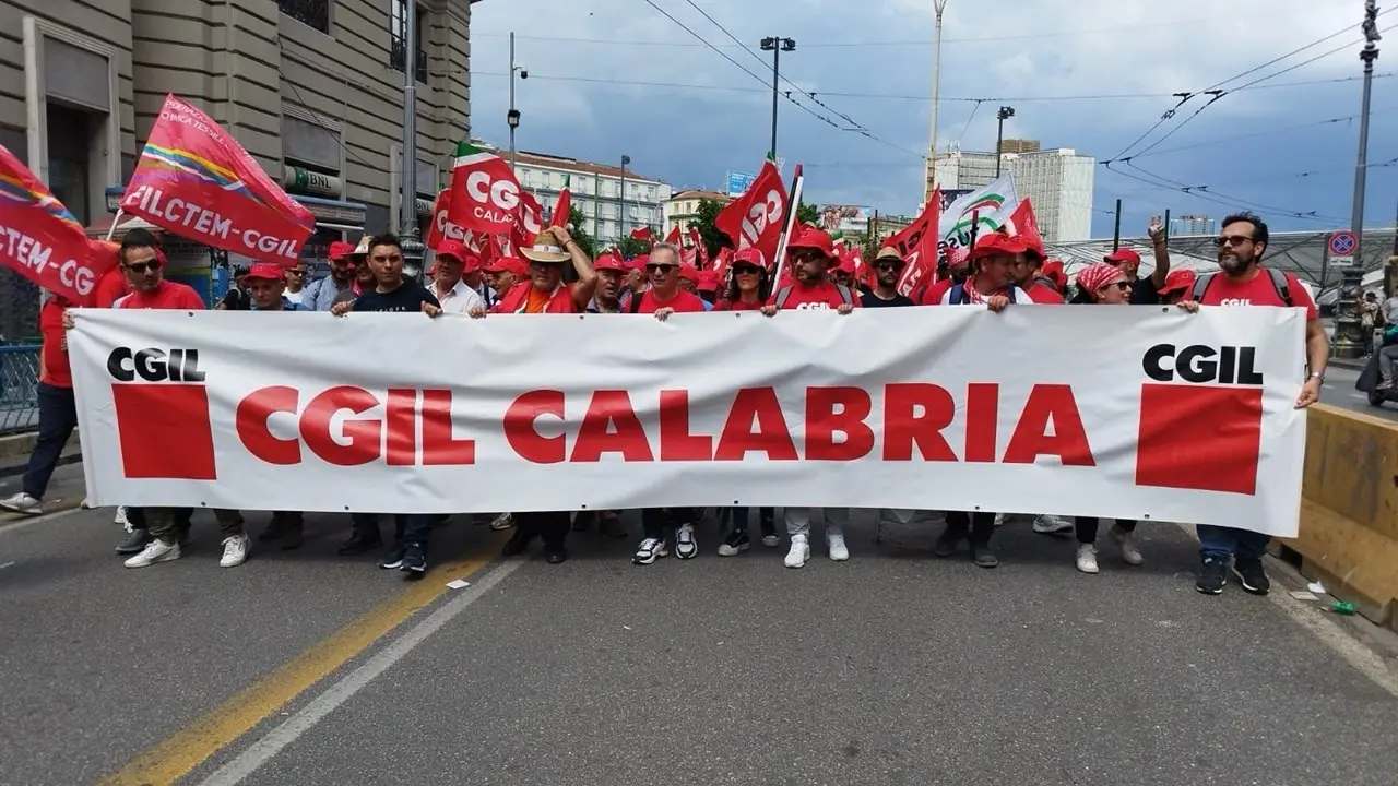 Dalla Calabria in 1500 a Napoli per la mobilitazione della Cgil a difesa della Costituzione