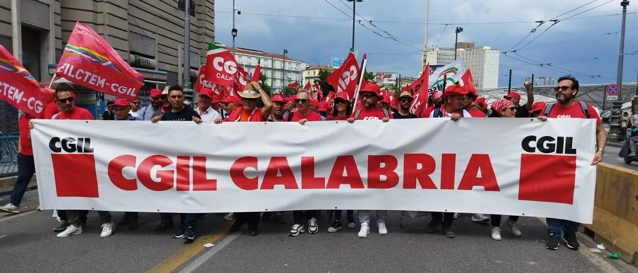 Dalla Calabria in 1500 a Napoli per la mobilitazione della Cgil a difesa della Costituzione