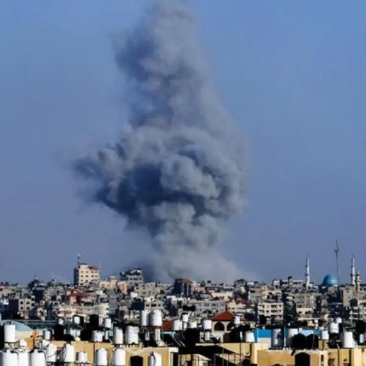 Raid israeliano su un campo profughi a sud di Gaza: «40 morti, anche donne e bambini bruciati vivi». Uccisi due esponenti di Hamas