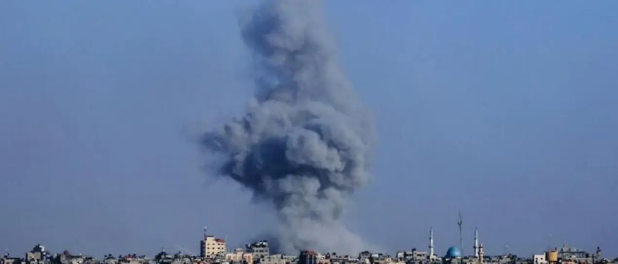 Raid israeliano su un campo profughi a sud di Gaza: «40 morti, anche donne e bambini bruciati vivi». Uccisi due esponenti di Hamas