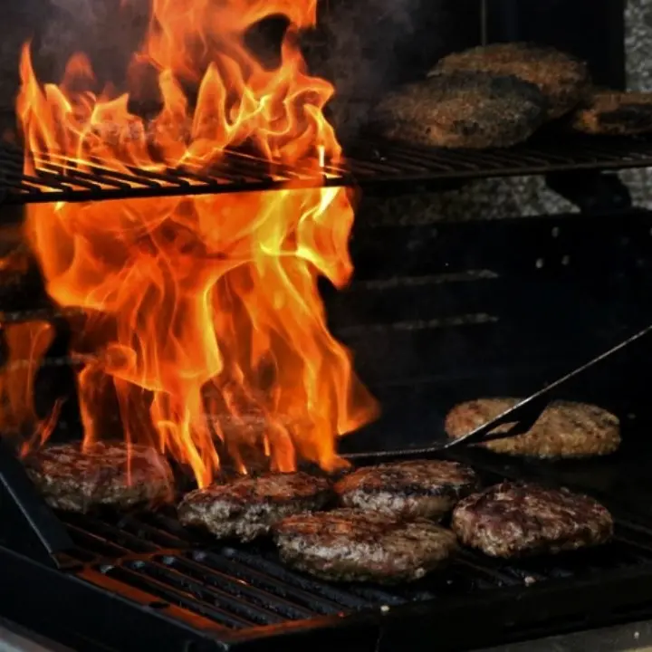 Il barbecue sul balcone scatena un incendio, 41enne muore dopo cinque giorni di agonia