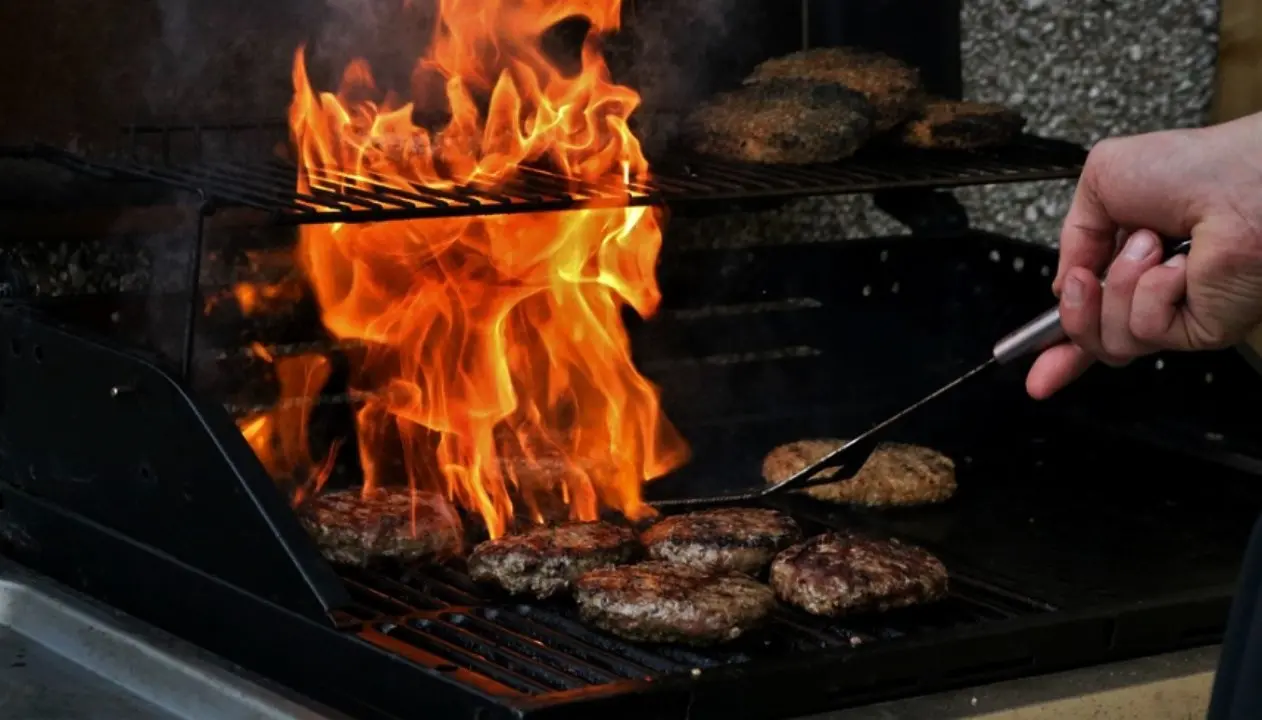 Il barbecue sul balcone scatena un incendio, 41enne muore dopo cinque giorni di agonia