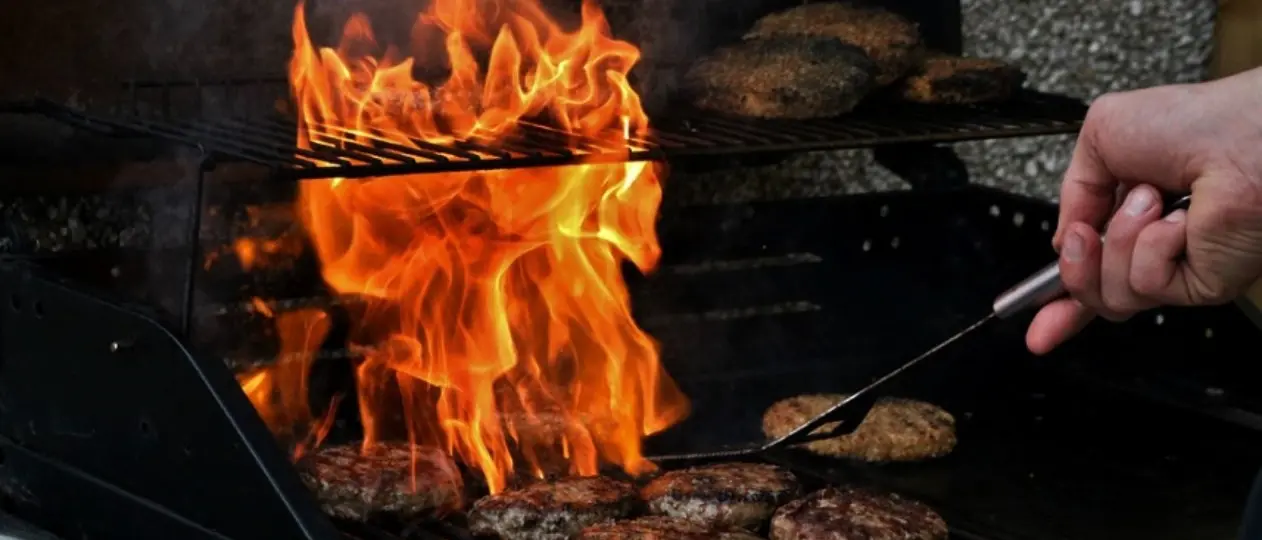 Il barbecue sul balcone scatena un incendio, 41enne muore dopo cinque giorni di agonia