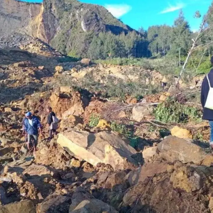 Frana travolge un villaggio in Papia Nuova Guinea: è una strage, centinaia di morti e oltre duemila persone sepolte vive