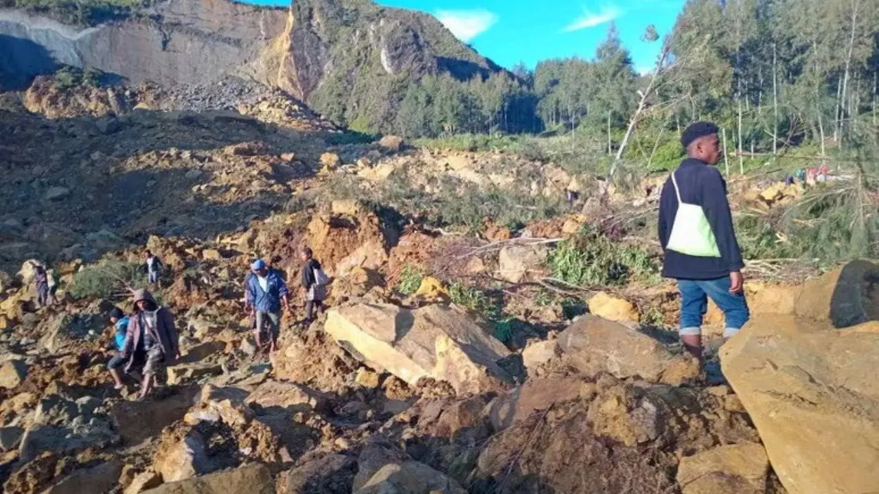 Frana travolge un villaggio in Papia Nuova Guinea: è una strage, centinaia di morti e oltre duemila persone sepolte vive