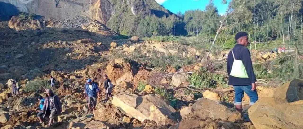 Frana travolge un villaggio in Papia Nuova Guinea: è una strage, centinaia di morti e oltre duemila persone sepolte vive