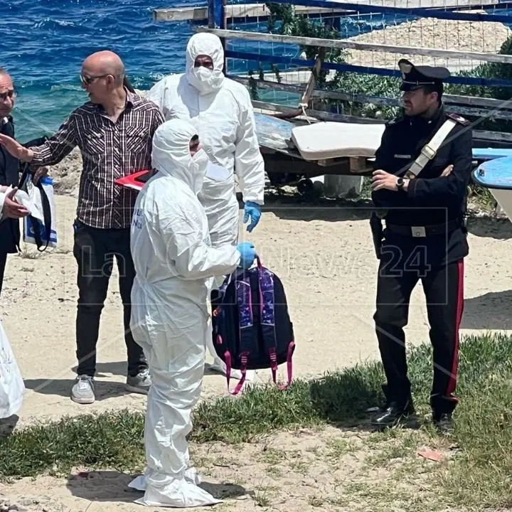 Neonato trovato morto in uno zaino tra gli scogli di Villa San Giovanni: una pista porta a una 14enne italiana e sua madre