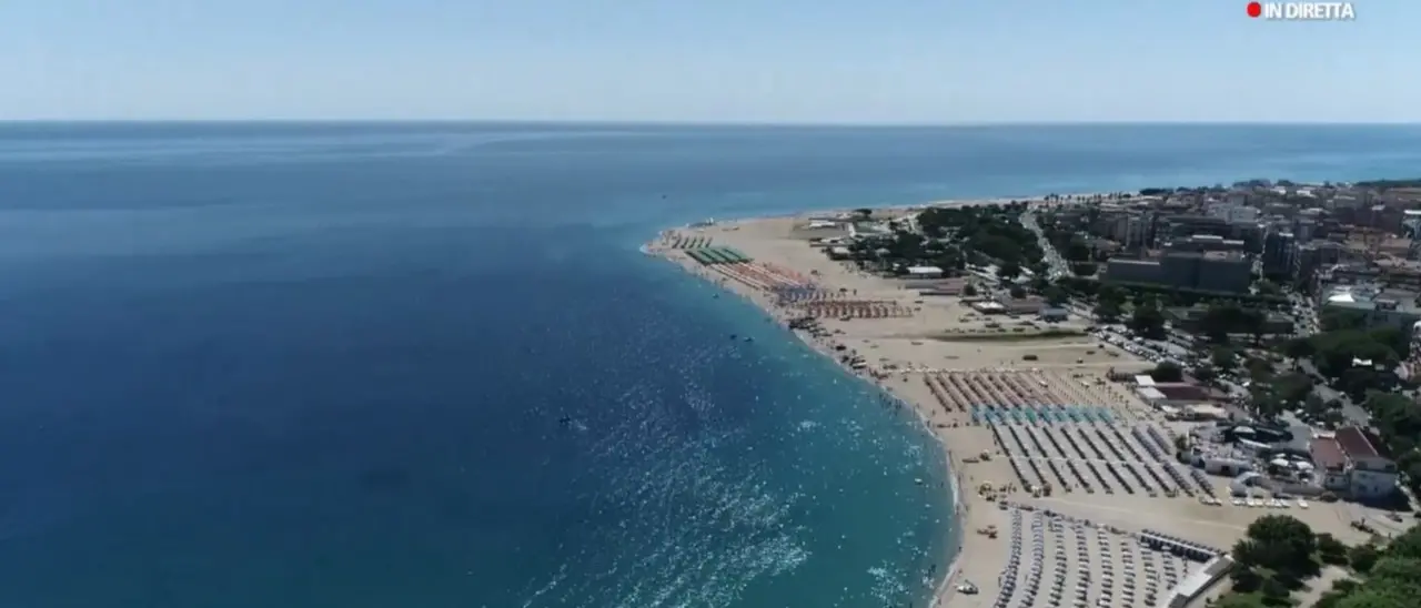 Soverato si prepara all’estate tra servizi accessibili a tutti, movida e cultura. Raggiungere l’area ionica resta però un’impresa