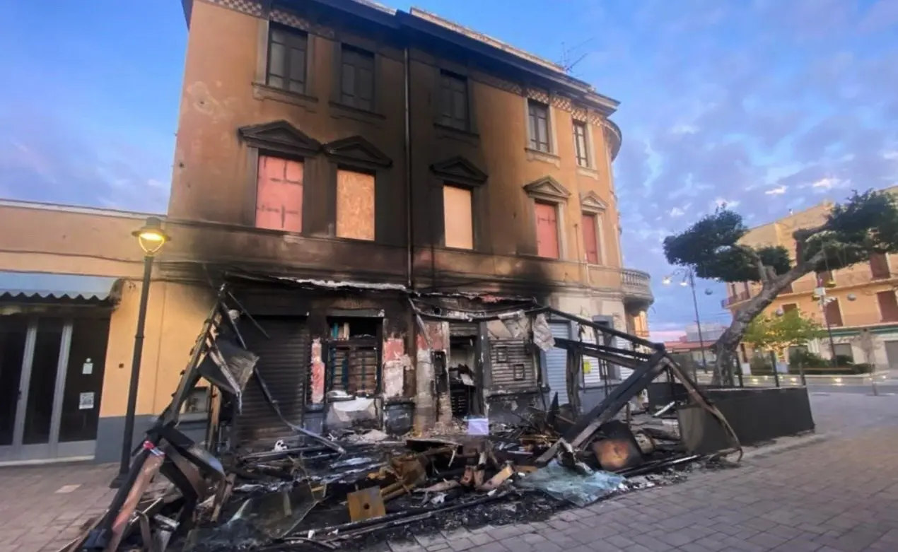 Tropea, arrestato l’autore dell’incendio che distrusse il ristorante “Little Italy”. Avrebbe agito per rivalità commerciale