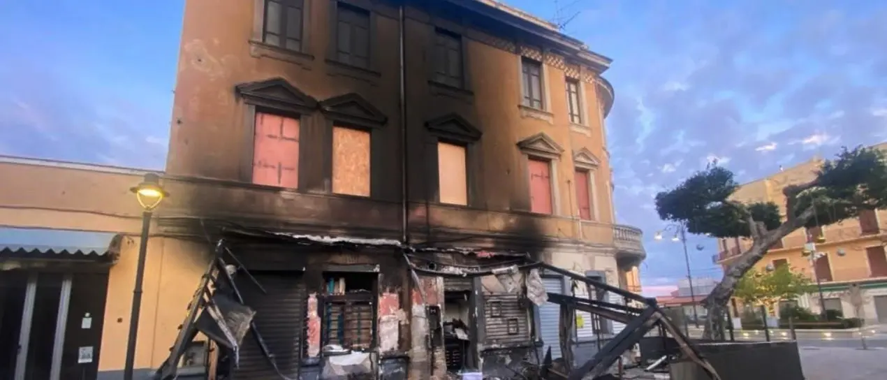 Tropea, arrestato l’autore dell’incendio che distrusse il ristorante “Little Italy”. Avrebbe agito per rivalità commerciale