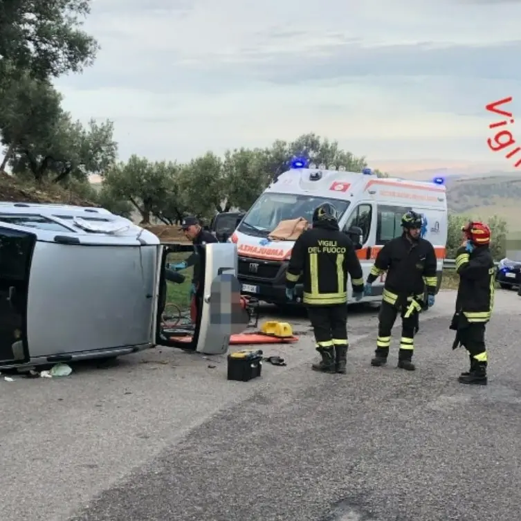 Incidente stradale tra Botricello e Andali, auto perde il controllo e si ribalta: ferite due anziane