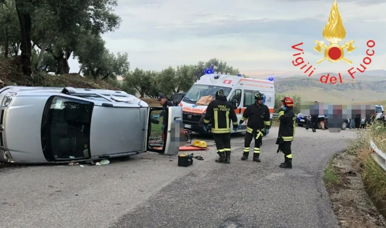 Incidente stradale tra Botricello e Andali, auto perde il controllo e si ribalta: ferite due anziane