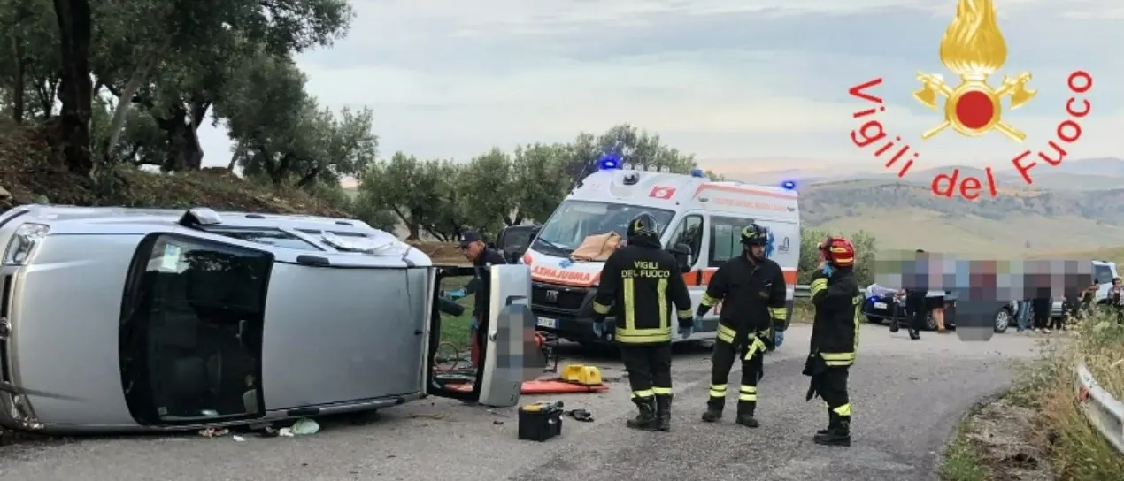 Incidente stradale tra Botricello e Andali, auto perde il controllo e si ribalta: ferite due anziane