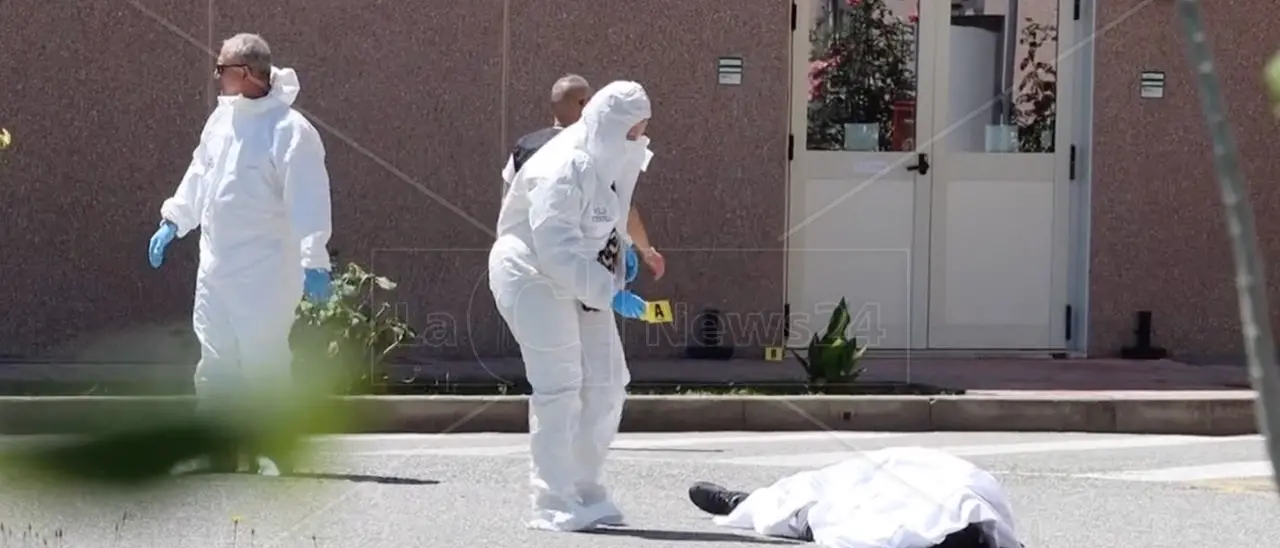 Ladro ucciso a coltellate a Reggio, il 48enne arrestato per omicidio: «Mi hanno aggredito, mi sono difeso»