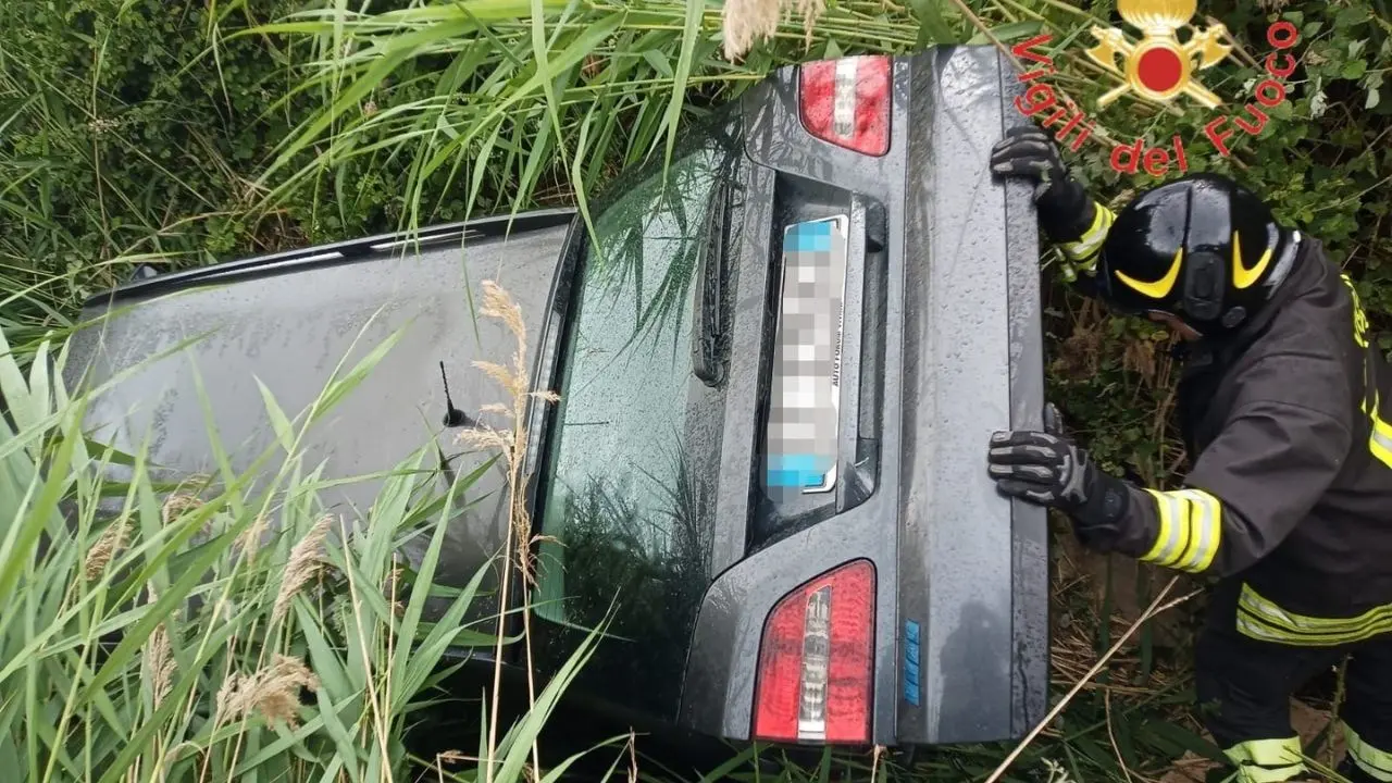 Incidente a Lattarico, auto finisce fuori strada e rimane bloccata in un fossato: 2 feriti, uno trasferito in elisoccorso