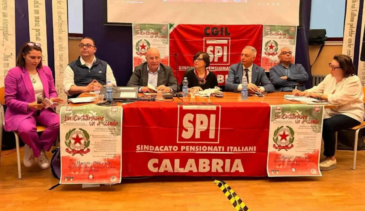 La costituzione va a scuola, il sindacato Spi Cgil incontra gli studenti di Crotone: «Oggi più che mai aggrediti i principi di libertà e uguaglianza»