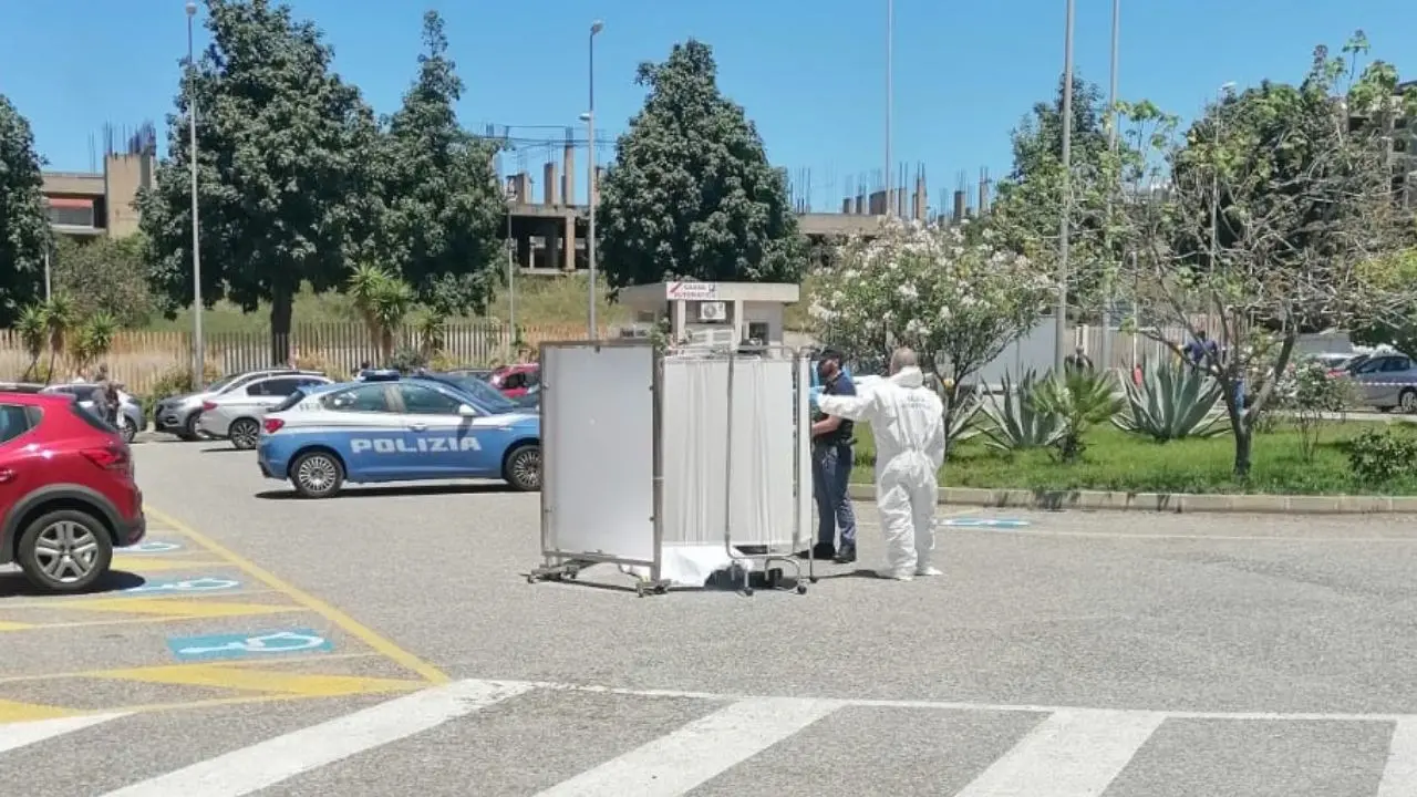 Rapina mortale a Reggio, erano del macellaio che ha ucciso il ladro le pistole perse nella precipitosa fuga della banda