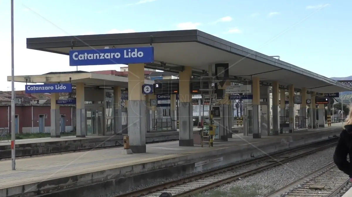 Interventi di ammodernamento sulla rete ferroviaria Lamezia Terme-Catanzaro Lido, sospesa la circolazione dei treni