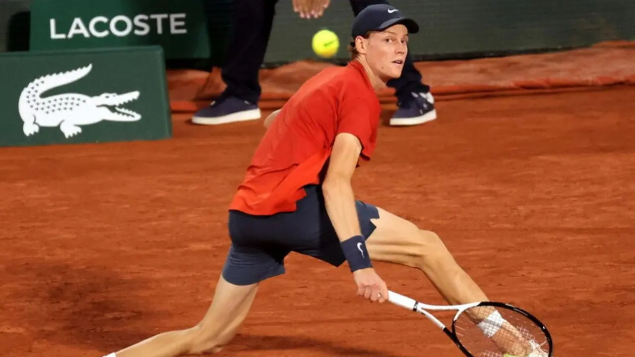 Roland Garros, Sinner batte Kotov e accede agli ottavi di Parigi. Impresa Arnaldi: eliminato Rublev