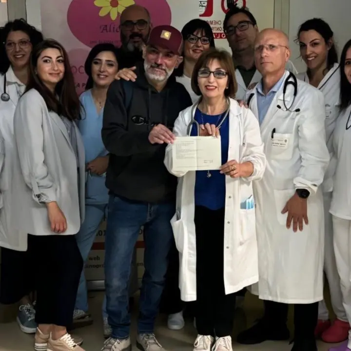 Lamezia Terme, lo scrittore Igor Colombo dona i ricavi del suo libro al reparto di Oncologia