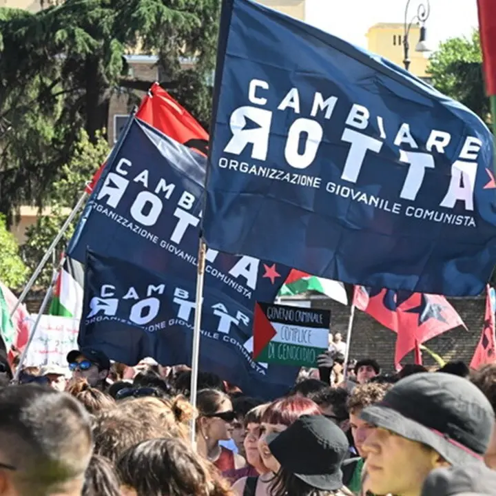 Tensioni a Roma durante il corteo contro il Governo: scontri tra collettivi e polizia