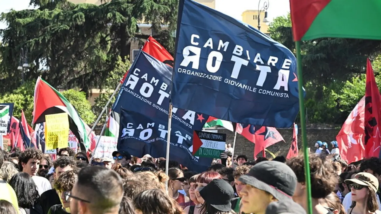 Tensioni a Roma durante il corteo contro il Governo: scontri tra collettivi e polizia