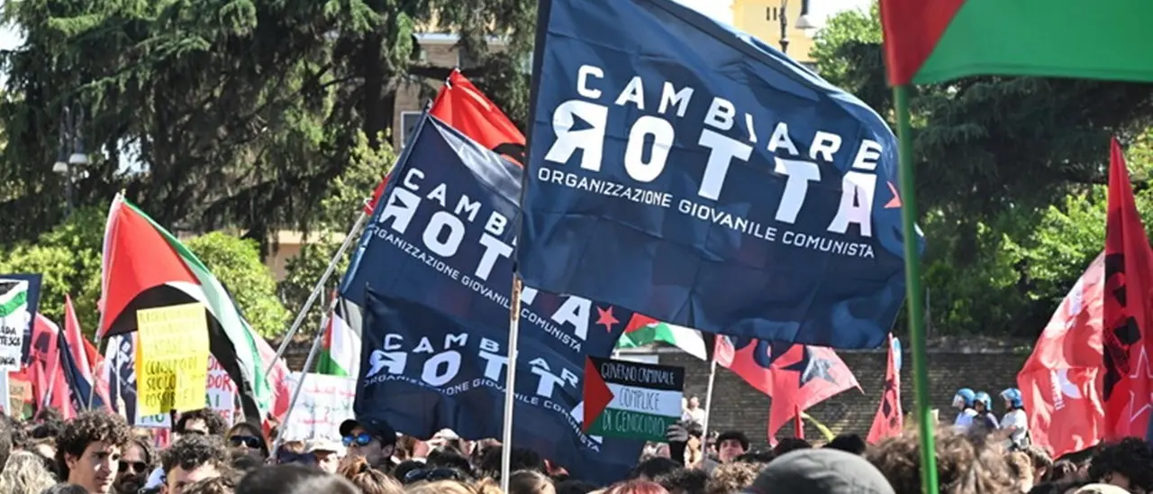 Tensioni a Roma durante il corteo contro il Governo: scontri tra collettivi e polizia