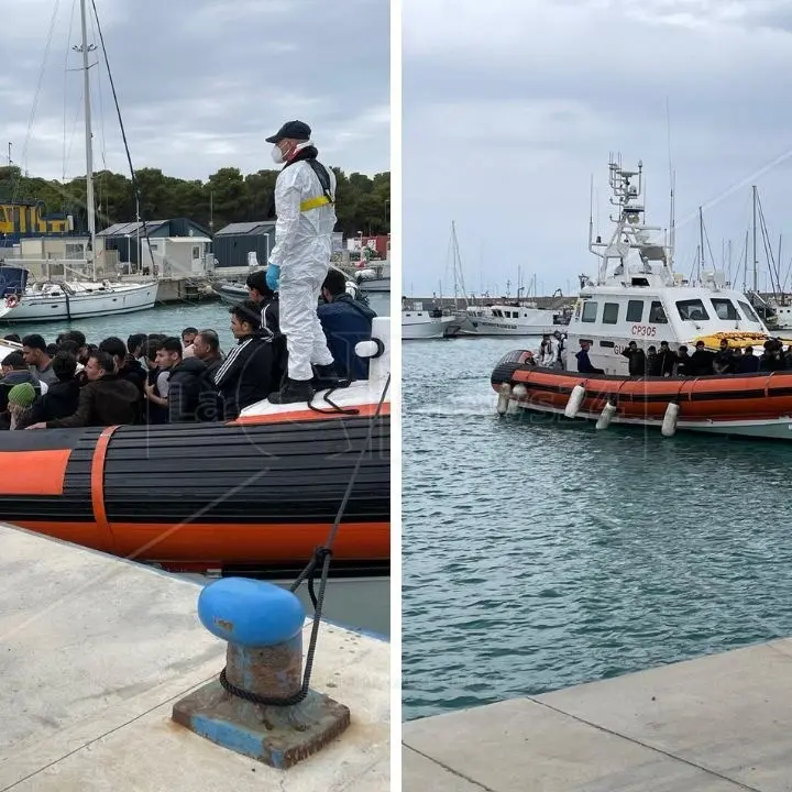 Soccorsi e trasferiti nell’area portuale di Roccella 85 migranti: erano a bordo di un barchino in avaria