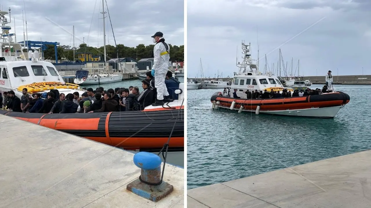 Soccorsi e trasferiti nell’area portuale di Roccella 85 migranti: erano a bordo di un barchino in avaria