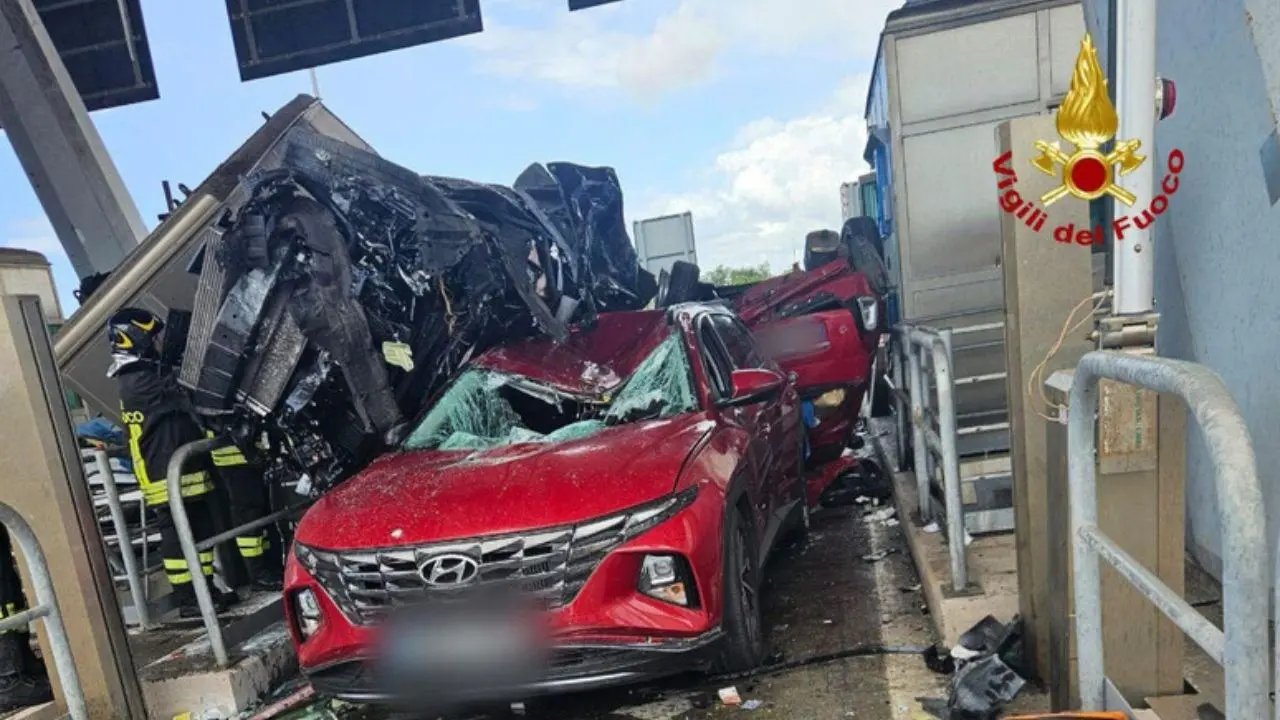 Incidente al casello autostradale, tre morti e cinque feriti sull’A12 nel Livornese