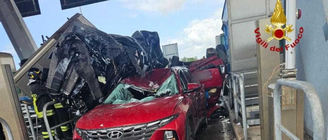 Incidente al casello autostradale, tre morti e cinque feriti sull’A12 nel Livornese