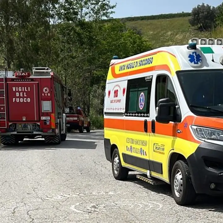 Tragedia a Mileto, si ribalta con il trattore e rimane schiacciato: muore un 42enne