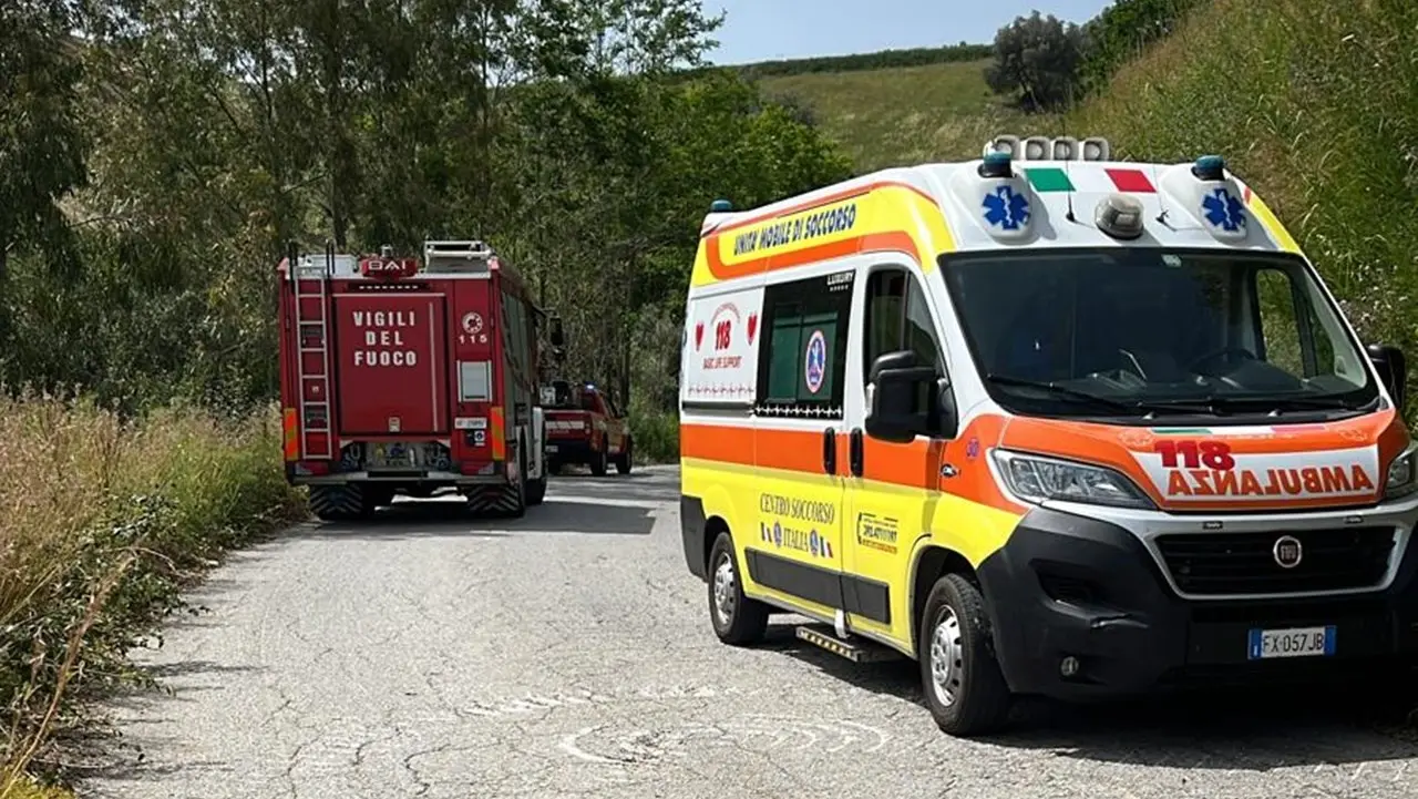 Tragedia a Mileto, si ribalta con il trattore e rimane schiacciato: muore un 42enne