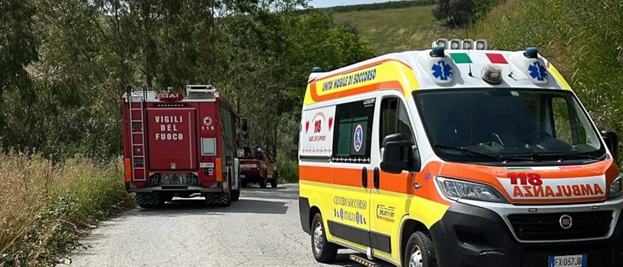 Tragedia a Mileto, si ribalta con il trattore e rimane schiacciato: muore un 42enne