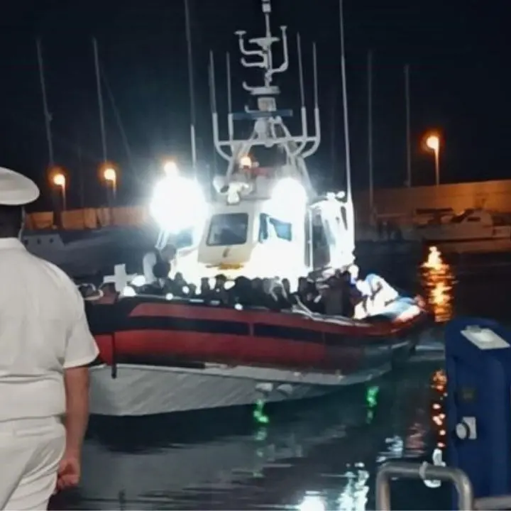 Roccella Ionica, nuovo sbarco di migranti nella notte: 67 profughi arrivati al porto