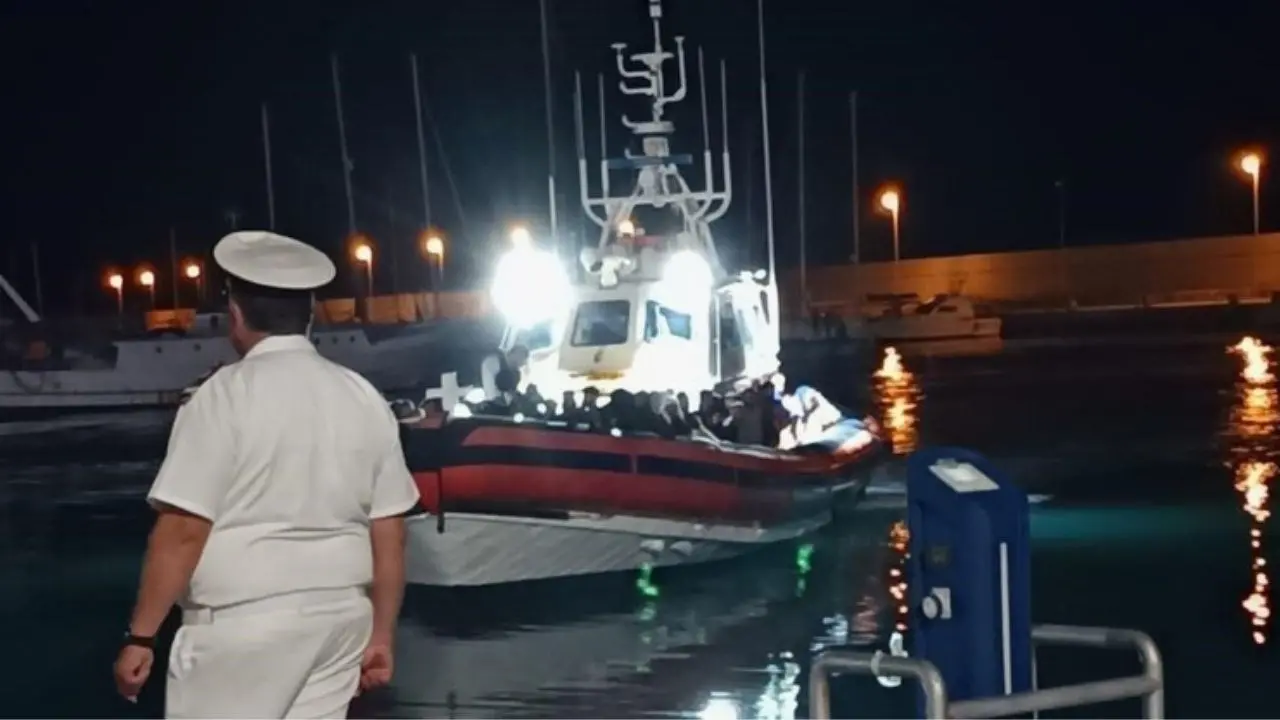 Roccella Ionica, nuovo sbarco di migranti nella notte: 67 profughi arrivati al porto