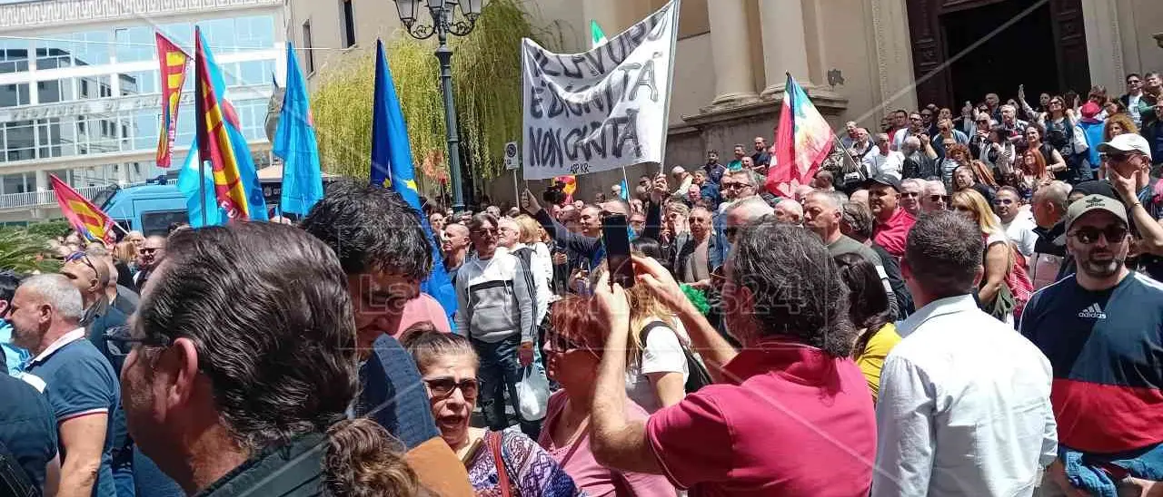 Tirocinanti Calabria, i sindacati indicono una nuova manifestazione: «Il 7 giugno a Cosenza per dire basta a una vergogna lunga 10 anni»