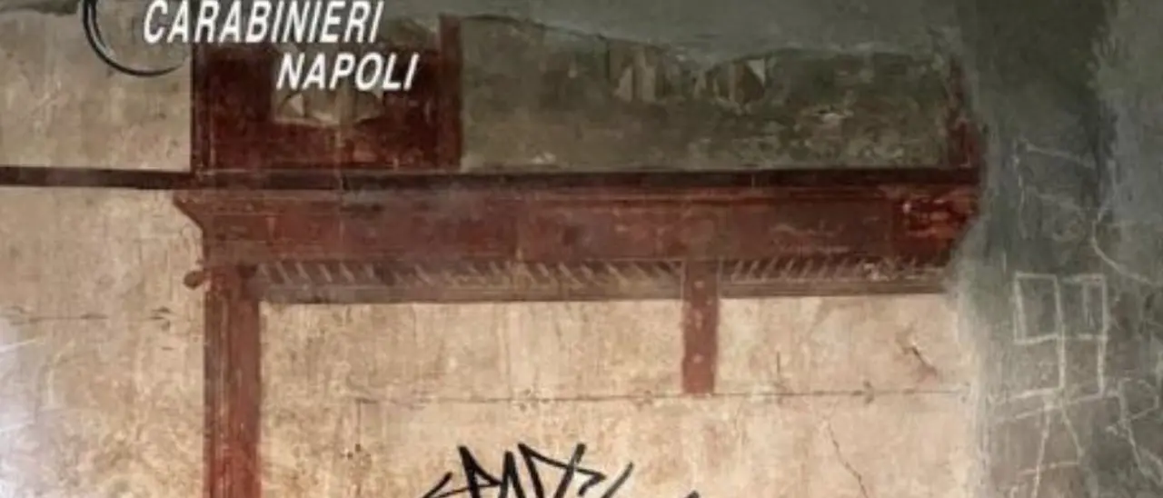 Scavi di Ercolano, turista olandese sfregia la parete di una domus con un pennarello indelebile. Il ministro Sangiuliano: «Ora paghi»
