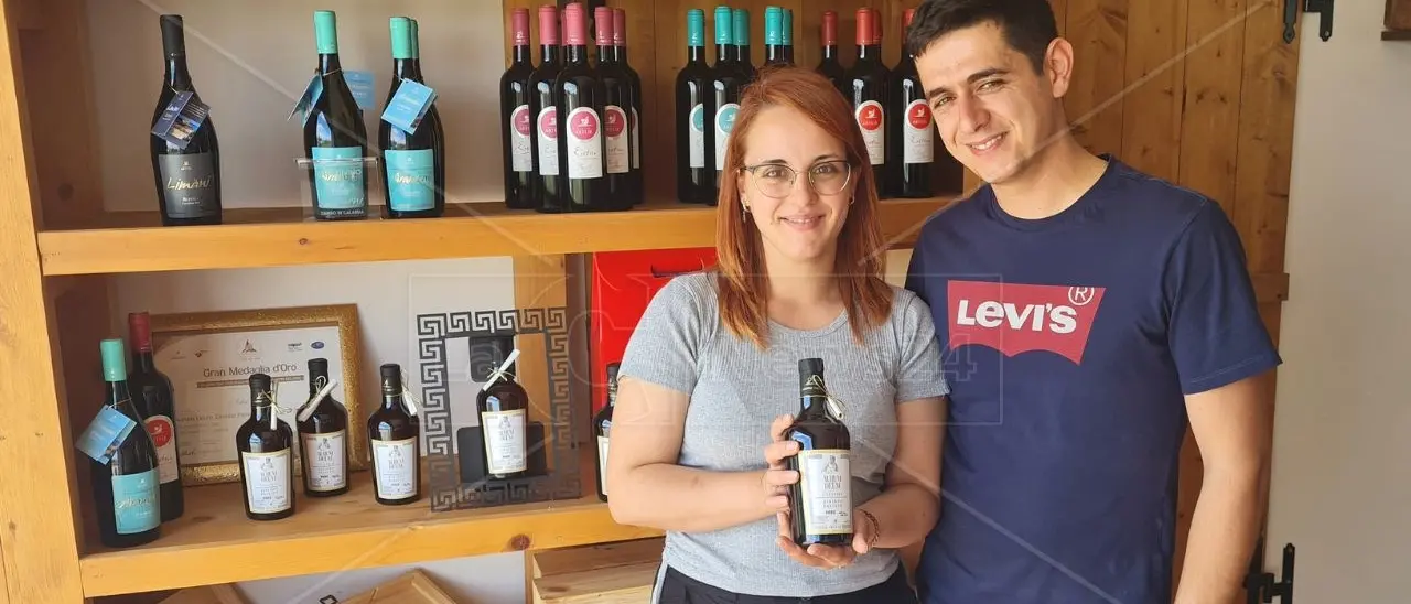 Gli inconfondibili aromi dello Zibibbo in un pregiato passito e in un bianco secco delle Cantine Artese di Porto Salvo