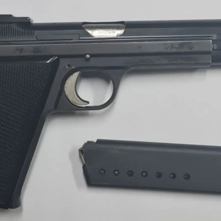 Crotone, nasconde una pistola nel tubo di scarico di una veranda: arrestato un 30enne